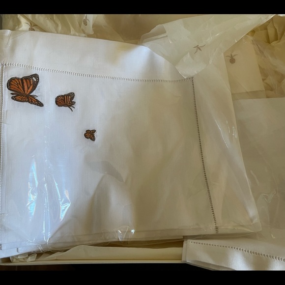 Williams Sonoma Golden Brown Butterflies - placemats and napkins. - Picture 4 of 7